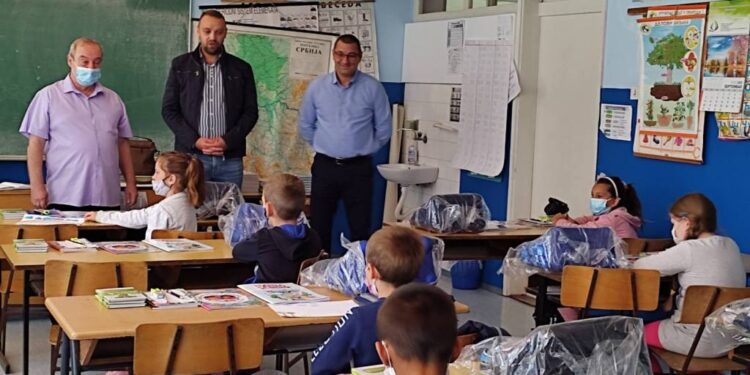 KOVAČICA: Đaci u školskim klupama, prvacima pokloni od opštine