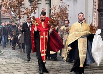 U svim pravoslavnim hramovima na teritoriji Pančeva paljenjem badnjaka proslavljen Badnji dan