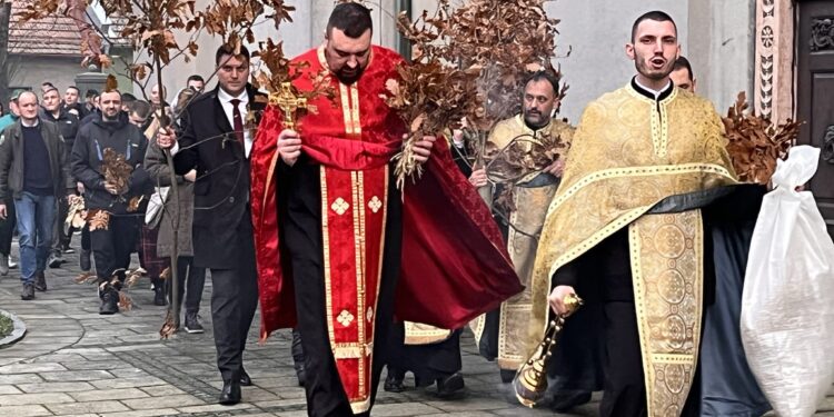 U svim pravoslavnim hramovima na teritoriji Pančeva paljenjem badnjaka proslavljen Badnji dan