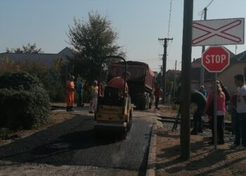 Asfaltiranje pružnog prelaza na Misi