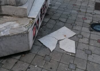 Udario kolima „Dva bela medveda“ i pobegao