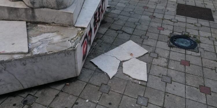 Udario kolima „Dva bela medveda“ i pobegao