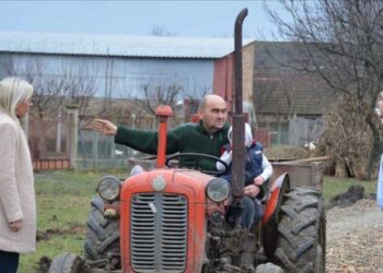 Komunikacija građana i vlasti urodila plodom.  Sređuju se putevi u Sakulama, Markov na terenu