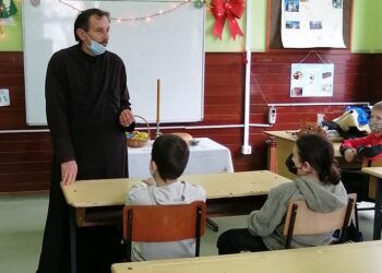 Otac Dušan Vasić u kovinskoj školi o božićnim običajima