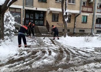 Radnici JKP „Higijena“ i danas čiste sneg i odnose komunalni otpad