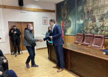 Gradonačelnik Aleksandar Stevanović svečano uručio ugovore u okviru Programa energetske sanacije stanova i porodičnih kuća