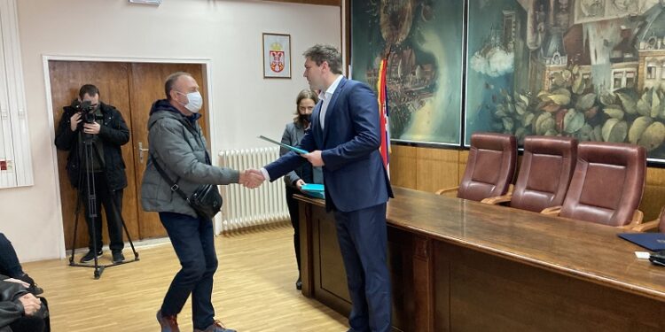 Gradonačelnik Aleksandar Stevanović svečano uručio ugovore u okviru Programa energetske sanacije stanova i porodičnih kuća