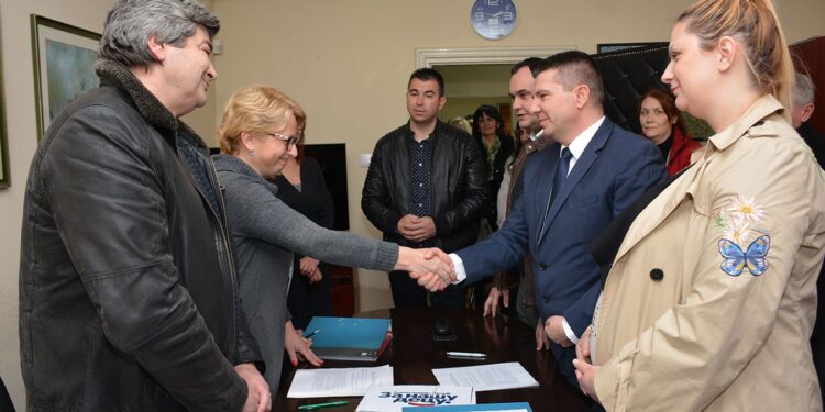 OO SNS Opovo predao lokalnu listu za izbore