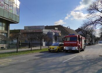 Zapaljeni kontejneri kod zgrada pored Robne kuće
