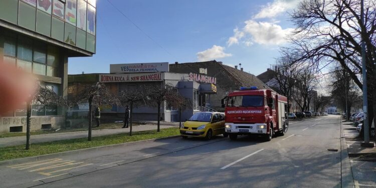 Zapaljeni kontejneri kod zgrada pored Robne kuće