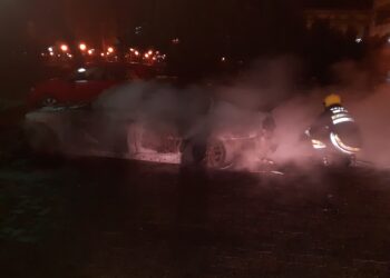 Izgoreo privatni auto kod Gradske uprave