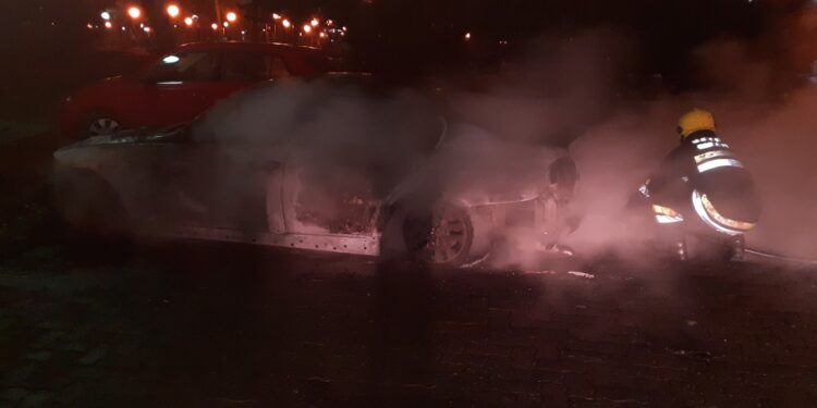 Izgoreo privatni auto kod Gradske uprave
