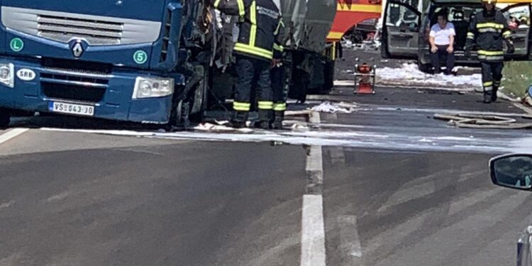 (FOTO) Veliki udes kod Vladimirovcu, dugačke kolone ka Vršcu