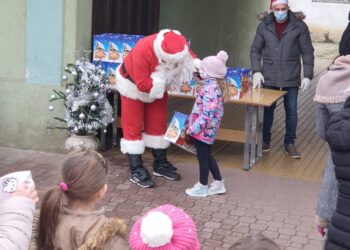 Počelo uručivanje novogodišnjih paketića deci u Omoljici