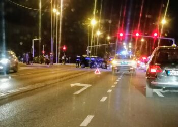 Teška nezgoda u Pančevu, dva auta prepolovljena