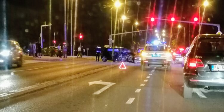 Teška nezgoda u Pančevu, dva auta prepolovljena