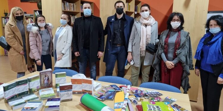 Narodni poslanik Ilija Matejić posetio OŠ Sava Žebeljan u Crepaji i doneo učenicima poklone