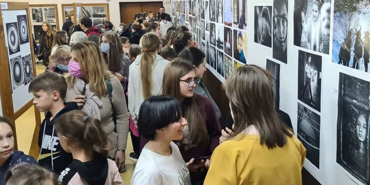 U Ivanovu otvorena 40. Omladinska izložba fotografije Srbije