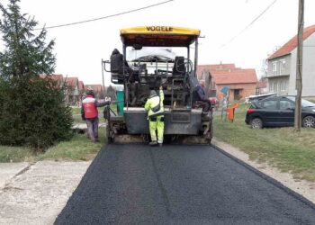 Počelo asfaltiranje ulica i u Jabuci