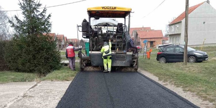 Počelo asfaltiranje ulica i u Jabuci