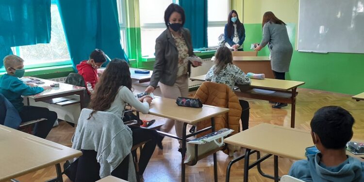U Kovačici edukacije petaka o bezbednosti u saobraćaju, uz poklone