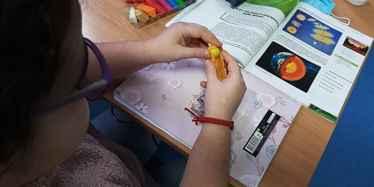 Đaci kovinske „Zmajeve“ škole izrađuju makete Sunčevog sistema i preseka Zemlje