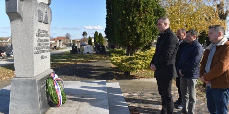 Položeni venci kraj spomenika Mira i razumevanja na Vojničkom groblju u Kovinu