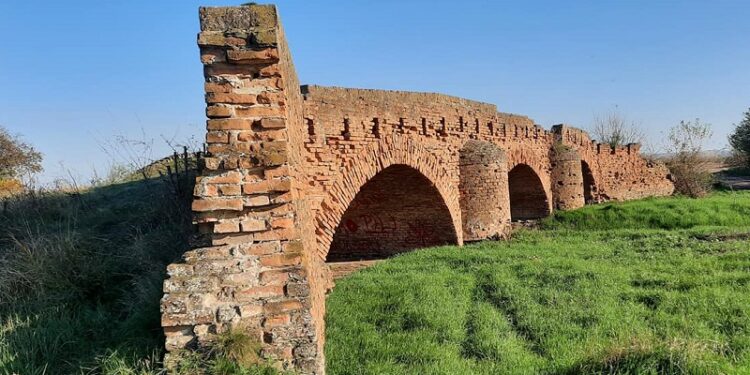 Posetite Stari most u blizini Pločice, poznat kao most Marije Terezije