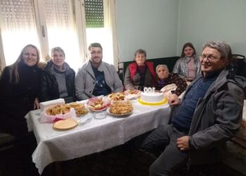 Mesna zajednica Jabuka posetila baka Vinku, najstariju sugrađanku