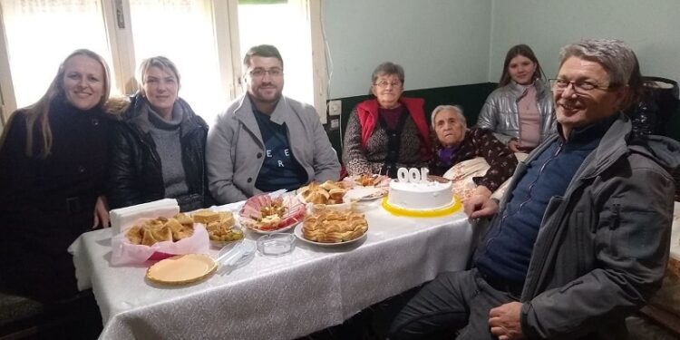 Mesna zajednica Jabuka posetila baka Vinku, najstariju sugrađanku