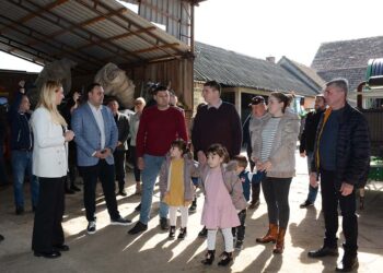 Ministarka Tanasković i pokrajinski sekretar Galić posetili domaćinstvo Petrov u Sefkerinu