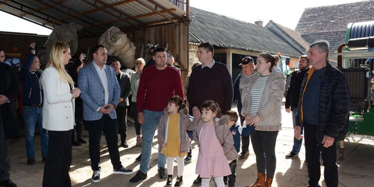 Ministarka Tanasković i pokrajinski sekretar Galić posetili domaćinstvo Petrov u Sefkerinu