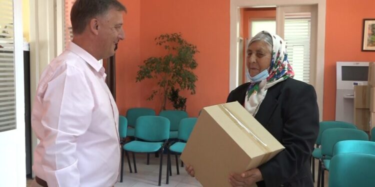 Socijalno ugroženima u Omoljici podeljeni paketi