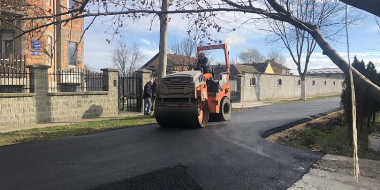 Asfaltira se Vranjska ulica i Vatrogasni trg u Omoljici