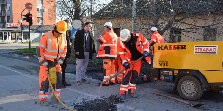 Opovo: Krpljenje udarnih rupa i realizacija projekta novog dečjeg igrališta