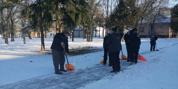 Komunalno u Opovu čisti trotoare, savetuje se oprez zbog niskih temperatura