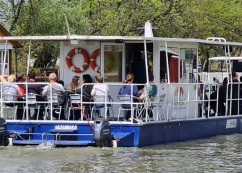 TOP NAGRAĐUJE: Karte za besplatnu vožnju katamaranom za sve koji se budu vakcinisali do kraja maja