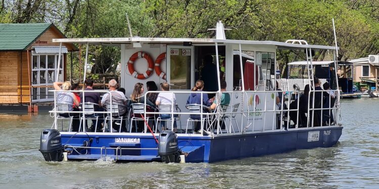 TOP NAGRAĐUJE: Karte za besplatnu vožnju katamaranom za sve koji se budu vakcinisali do kraja maja