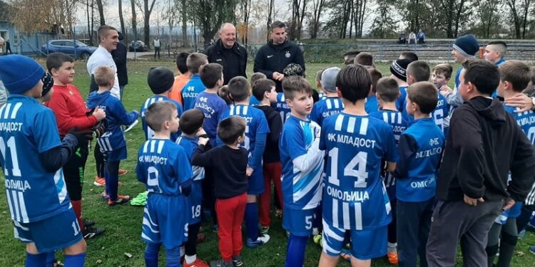 Trener Partizana Aleksandar Stanojević u poseti FK Mladost Omoljica