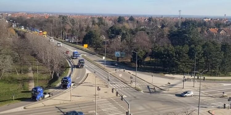 Nova tradicija u Pančevu: Kamioni prodefilovali gradom na Božić