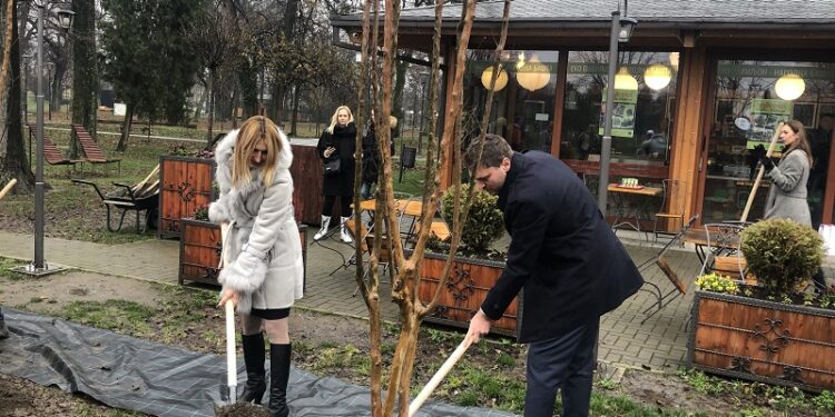 Gradonačelnik Pančeva učestvovao u akciji sadnje drveća u organizaciji Fonda PIO