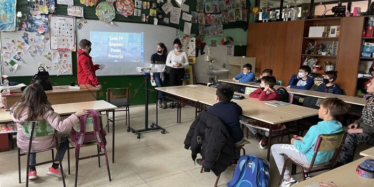 Maturanti OŠ „Bratstvo Jedinstvo“ u Pančevu mlađim đacima govorili o prevenciji virusa Covid-19