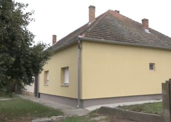 SAKULE: Završeni radovi na novoj fasadi i kapiji Parohijskog doma