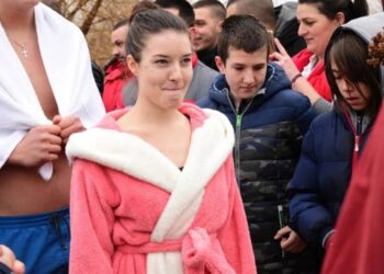 Hrabra Magdalina plivala, mladi Bogdan prvi do časnog krsta
