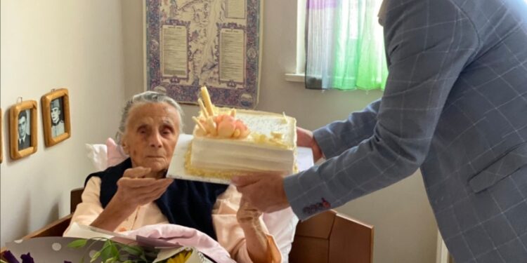 Grad Pančevo uručio poklone Pančevki koja je napunila 100 godina