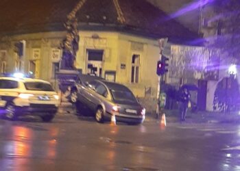 „Zakucao“ auto u spomenik u centru Pančeva