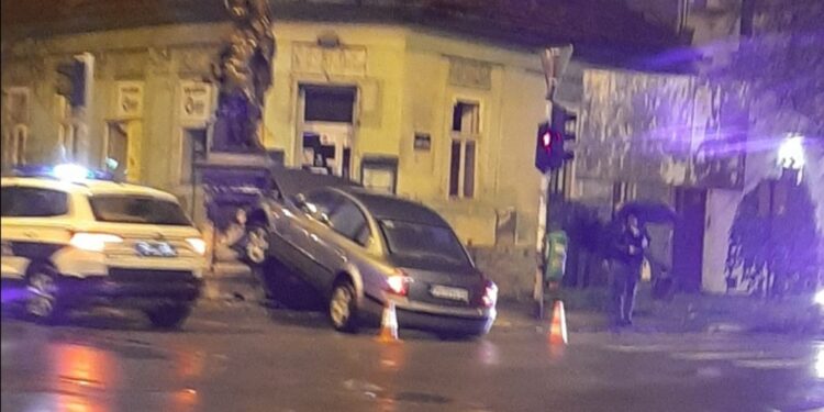 „Zakucao“ auto u spomenik u centru Pančeva