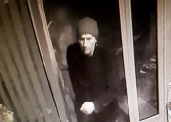 Pozovite policiju ukoliko prepoznate ovog čoveka