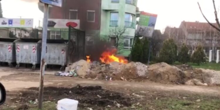 Gorela mala divlja deponija kod vrtića „Petar Pan“