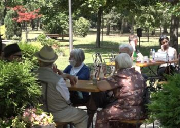 Korisnici Gerontološkog centra, posle godinu i po dana, uživali u Narodnoj bašti